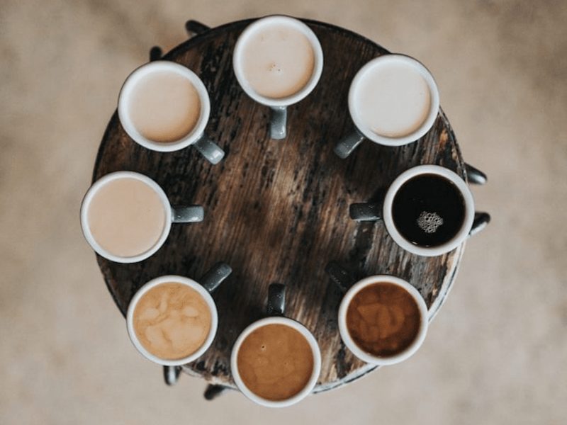Tasses de café réunies sur une table lors du goûter réunion