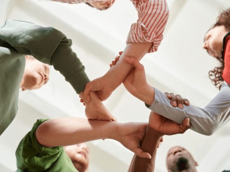Mains réunies en cercle, symbole des groupes de parole et de la pair-aidance